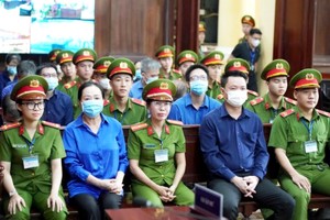 案件第二阶段初审庭审中的各名被告。