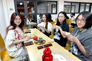 学生们分组体验泡茶。