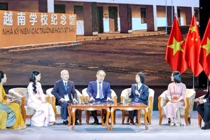 卢美念女士（右三）参加本月20日在河内举行的“越中各时期留学生、大学生”见面会。