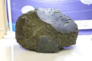 “火星石”被打包运往大阪‧关西世博会会场