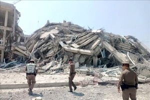 2025 年 3 月 28 日，泰国曼谷一栋建筑物因缅甸地震影响而倒塌。