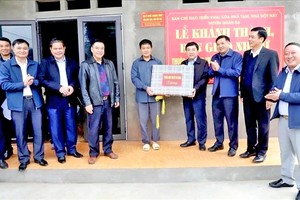 危旧房清除计划的一间新建住房移交仪式。