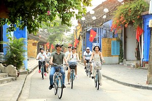 游客于2025年3月游览会安古镇。