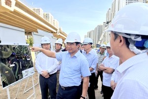 市人委会主席阮文得检查守德市安富交通枢纽施工进度。