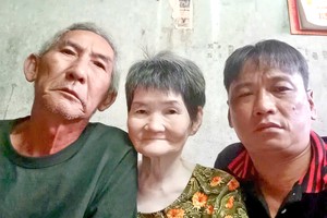 武文俊与父母合影。