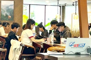 考试季节的压力大，年轻人须利用科技来复习。