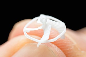 世界最小可控制飞行无线机器人