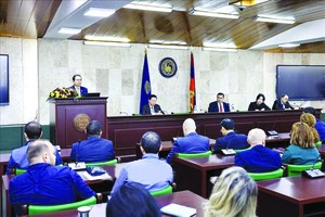 越南国会主席陈青敏在埃里温国立大学发表讲话。