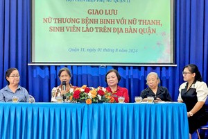 冯月兰女士（左一），陈氏馨（左二）在交流。