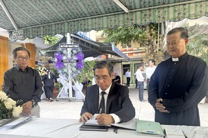 市委副书记阮福禄在吊唁册上留言。