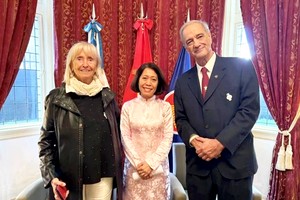 越南驻阿根廷大使吴明月与阿越文化院代表合影。