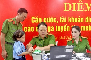 在地铁站为市民签发公民身份证