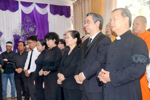 市领导出席追悼仪式。