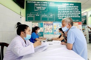 民众在医疗站做体检。