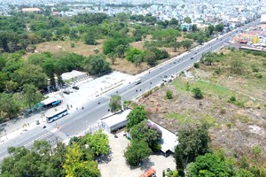 在坟墓迁移工作完成后，这片土地将成为建设一系列项目的「黄金地段」。