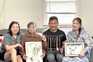 徐均文友遗孀与女儿向作者（左三）赠送老人家的遗物。