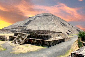 墨西哥城太阳月亮金字塔。