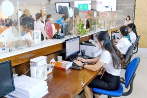 民众登记接受医保诊疗。