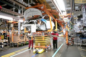 美国密西根通用汽车的装配线。