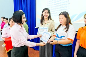 推进学习胡志明思想、道德榜样运动