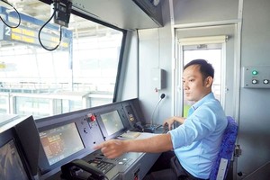 黎雄勇是被派往日本学习的地铁驾驶技术员之一。