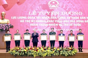 阮和平常务副总理向救援队颁发奖状。