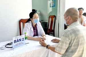 芽皮县医疗中心人员正在检查长者的健康状况。