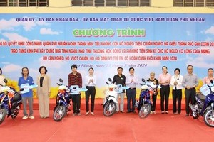 向贫困家庭捐赠摩托车作为谋生工具。