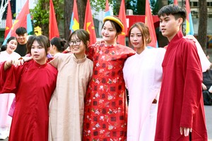 越来越多年轻人喜欢穿传统长衫。