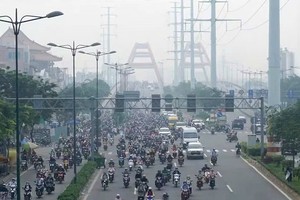 空气污染使本市看起来如同笼罩在雾中般朦胧。