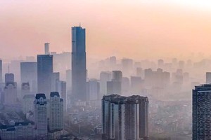 河内市内区域在空气污染日的天空。