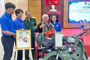 邓爱越画家分享有关她花费10年时间走遍全国各地以绘制越南英雄母亲肖像行程。