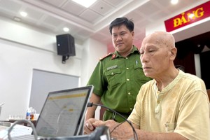 烈士家属阮明强一大早已前来采集DNA样本。