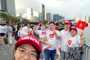 裴文志一家（家住第十一郡）通过照片传递爱国情怀。