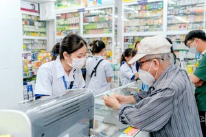 消费者在购买时须按照卫生部的建议仔细检查药品。