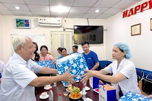 市劳动联团主席武克泰向患重病的会员及劳动者赠送礼物。