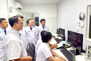 统一医院领导参观现代、优质的影像诊断系统。