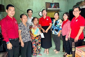 第六郡红十字会探访革命有功家庭。