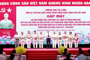 苏林总书记向各位革命老前辈赠送礼物。