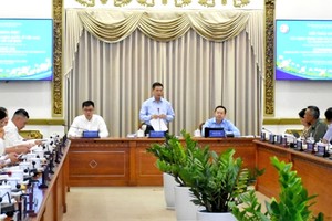 市人委会副主席阮文勇在会上发表讲话。