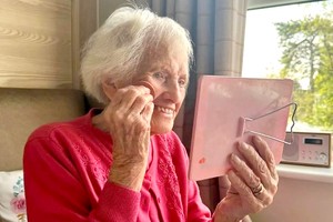 103 岁女人瑞坚持每日化妆