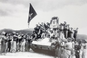 1954年奠边府胜利，从敌人缴获的坦克上装饰着决战决胜旗帜和胡志明主席肖像。（资料图）