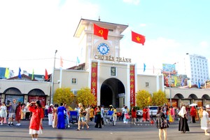 游客参观滨城市场。