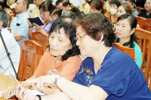 第七郡新兴坊干部、公务员、居民参加“走进数字科技的行程”培训班。