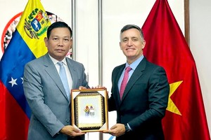 越南驻委驻瑞拉大使武中美向卡尔迪略部长送上纪念品