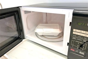 切勿将泡沫盒中的食品放入微波炉，以免受到有毒物质污染的风险。
