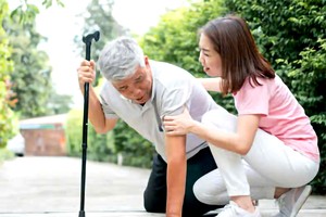 长者跌倒是一个常见且严重的健康问题。