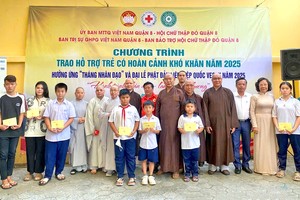 第八郡各单位、各寺院精舍代表和热心人士向孤儿颁发慈善金。