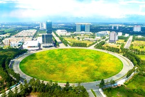 土龙木市和富坊的A1环岛，是平阳省新城市的中心，也是连接平阳省与胡志明市的都市地铁起点。