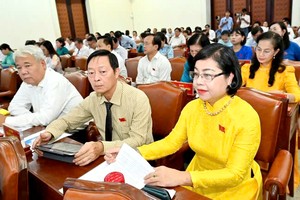 市人民议会代表出席关于重组两级地方政府的第二十二次会议。